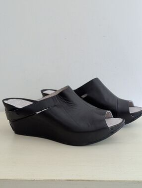 Tsubo Black Leather Peep-Toe Wedge Slide Size 6
